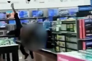 La policía de Georgia fue suspendida después de que un video mostrara un cuerpo golpeando a un hombre en Lovejoy Walmart