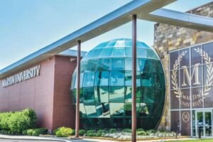 Estudiantes, personal, antiguos alumnos Sue Martin por cierre