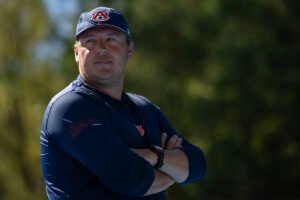 Jordan Szabo fue honrado como Entrenador del Año de la SEC en tenis femenino