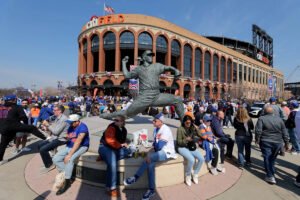 El nuevo refrigerio del estadio de los Mets de Nueva York se vuelve viral, pero divide a los fanáticos: pepinillos