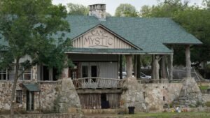 Camp Mystic dice que no reabrirá el campamento de Texas este verano