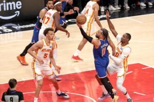 Los Knicks pierden otro rompecorazones ante los Hawks para caer en el hoyo de los playoffs de la NBA