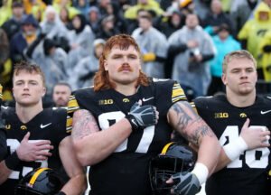 Los fanáticos del fútbol de los Steelers y Iowa reaccionan cuando Jennings volcador se dirige a Steel City