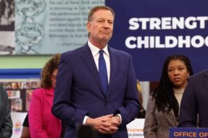 ¿Por qué darles a los demócratas más dinero de los impuestos para gastar? Lo desperdician nuevamente o dejan que sus amigos se lo roben