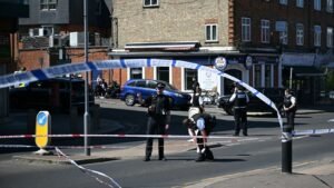 2 heridos, sospechoso arrestado en ataque con cuchillo en Londres supuestamente dirigido a la comunidad judía, dice el alcalde