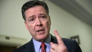 Se espera que el exdirector del FBI James Comey se entregue a las autoridades el miércoles por la mañana.