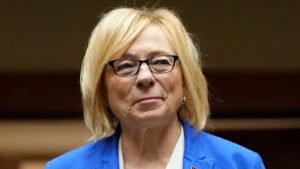 La gobernadora de Maine, Janet Mills, suspende su campaña para el Senado de Estados Unidos