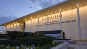 El intento de Trump de rehacer el Centro Kennedy enfrenta una prueba legal clave