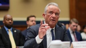 RFK Jr. dice que los recortes de los NIH son “doloroso” y defiende el despido del ex director de los CDC durante la audiencia en la Cámara