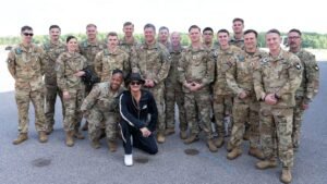 Hegseth y Kid Rock dan un paseo en helicópteros del ejército