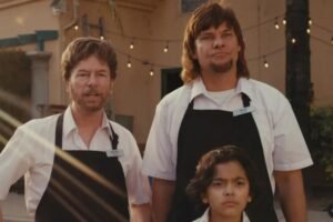 La nueva película de David Spade no se anda con rodeos, pero eso no significa que sea así