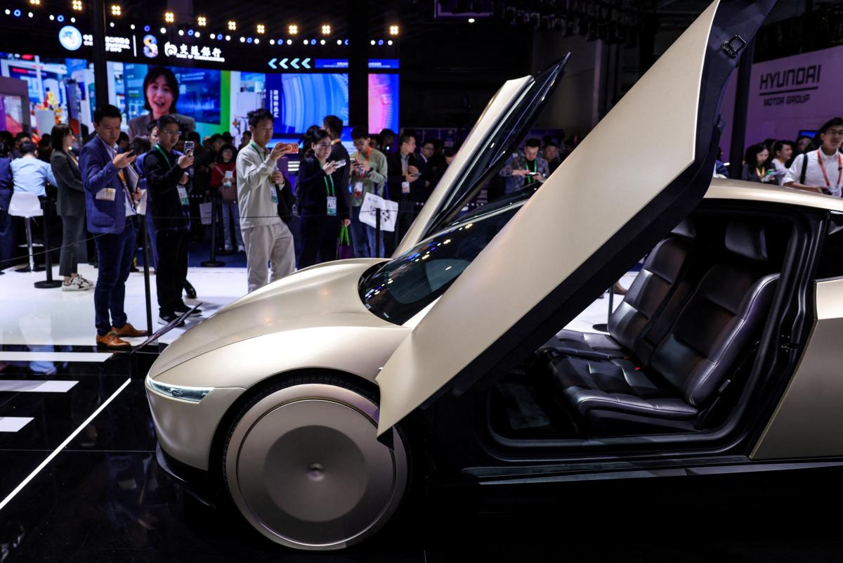 people-take-images-tesla-cybercab-125296488_6bb9c6.jpg