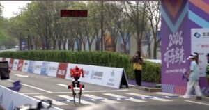 Un robot humanoide corre media maratón más rápido que el récord mundial humano