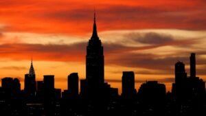 Las ciudades a lo largo de la costa este están experimentando un calor récord, y el clima más severo llega a las Midlands y las Llanuras.