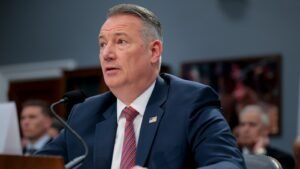 El director interino de ICE, Todd Lyons, dejará la agencia