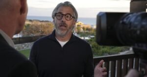 Tras el escándalo de Epstein, los licitadores de Hollywood corren por la agencia de 3.000 millones de dólares de Wasserman