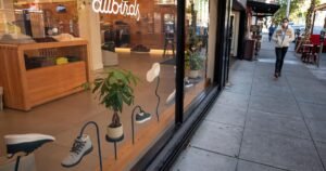 Esta empresa de zapatos californiana valió miles de millones. Se acaba de vender por 39 millones de dólares.