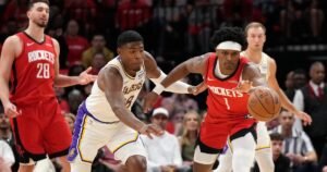 Los Lakers plagados de pérdidas de balón no lograron barrer en la derrota ante los Rockets