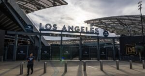 Si los hoteles de LA y los estadios acogen a ICE, el sindicato dice que los empleados pueden saltarse al trabajo