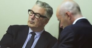 Caso civil contra Alec Baldwin, los productores de películas de ‘Rovell’ avanza hacia un juicio