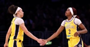 Shaking Sparks intenta reconstruir el futuro con el pasado