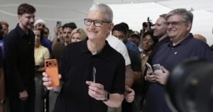 El nuevo CEO de Apple, John Ternus, sustituirá a Tim Cook en un momento difícil