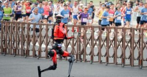 Un robot llamado Lightning supera a los corredores humanos y establece un récord de media maratón en Beijing