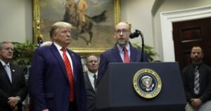 Hiltzik: El presupuesto de Trump reduce el gasto “despertado” y “nueva estafa verde”.