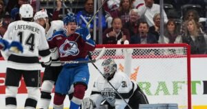 Los Kings se mantuvieron cerca, pero cayeron ante el poderoso Avalanche para abrir los playoffs.