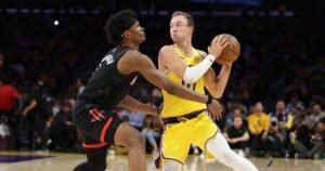 Luke Kennard canaliza a Luka Doncic, ayudando a los Lakers a derrotar a los Rockets