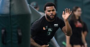 Los Chargers seleccionaron a Akhim Messidor en el puesto 22 para reforzar la presión sobre los mariscales.