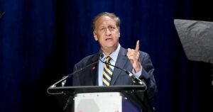 Adam Aron de AMC apoya la toma de posesión de Warner Bros. Discovery por parte de David Ellison