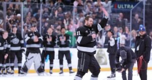 Anze Kopita es honrado después de que los Kings vencieran a su enemigo Oilers en la final local