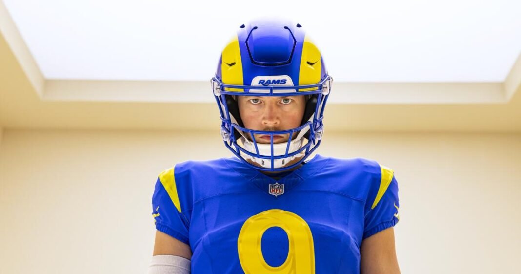 Los Rams presentan nuevos uniformes, reemplazando sus camisetas color hueso