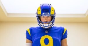 Los Rams presentan nuevos uniformes, reemplazando sus camisetas color hueso