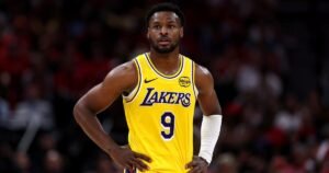 Brony James se está adaptando a un papel en los playoffs de los Lakers