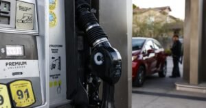 El gas acaba de llegar a los 6 dólares en LA Aquí es donde todavía se puede encontrar por 5 dólares