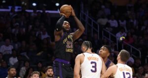 Con LeBron James y los Lakers venciendo a los Suns, manténgase en la búsqueda del tercer puesto