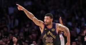 Marcus Smart de los Lakers marca la pauta contra Kevin Durant, los Rockets