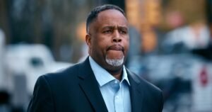 El ex asistente de los Lakers Damon Jones se declara culpable en una investigación sobre apuestas