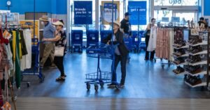 Ross Dress for Less y otros se amplían a medida que los consumidores preocupados buscan ofertas.