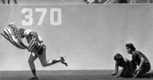 La preservación de la bandera estadounidense por parte de Ken Rick Monday resuena 50 años después