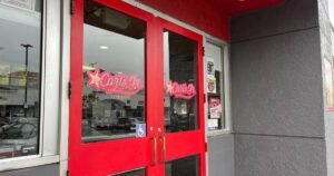 Los trabajadores de LA Carl’s Jr. dicen que están cansados de recibir golpes por los clientes