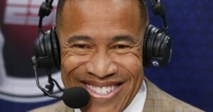 El locutor de jugada por jugada Mark Jones deja ESPN después de 36 años.