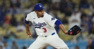 Los Dodgers colocan al cerrador Edwin Díaz en la lista de lesionados y retiran a Jake Eder