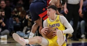 ‘Señor. 82.’ Cómo Jake Laravia se convirtió en el Iron Man de los Lakers lesionados