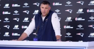 Mike Vrabel de los Patriots busca asesoramiento y se perderá el día 3 del draft de la NFL
