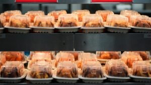 Los beneficios de SNAP no cubren el pollo asado. Un proyecto de ley bipartidista podría cambiar eso