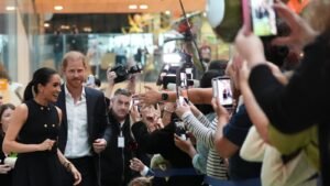 El príncipe Harry y Meghan llegan a Australia para una visita discreta financiada con fondos privados