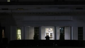 El Departamento de Justicia cita el tiroteo en un restaurante para presionar a los conservadores a que retiren la demanda de Trump